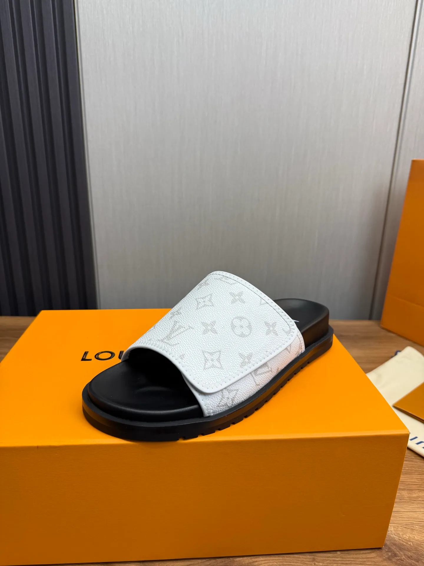 Men's shoes 💰320💰 Lv. hot selling men's slippers 🔥 🩴Official website one to one production 38-45 sizes 45 46 🉑️Customized!
